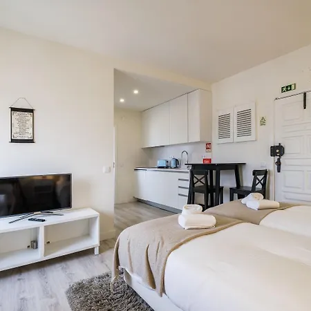 Ocean Blue & إستوريل